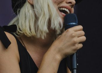 closeup photographyo fwoman singing